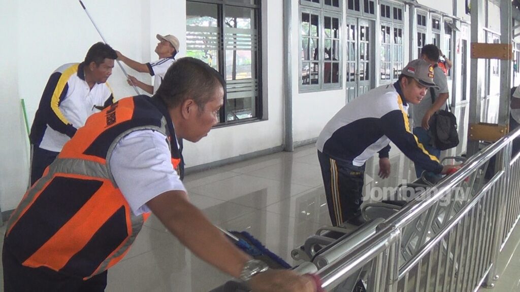 Cegah Covid19, Polisi dan Pemda Bersihkan Stasiun