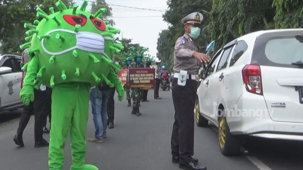 Corona Raksasa Berlenggang di Jalanan Kota Jombang