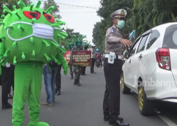 Corona Raksasa Berlenggang di Jalanan Kota Jombang