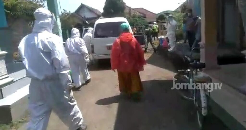 Dibawa Ke Ruang Isolasi, Pasien Positif Covid 19 Asal Peterongan Diminta Pakai Jas Hujan