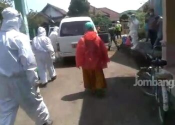 Dibawa Ke Ruang Isolasi, Pasien Positif Covid 19 Asal Peterongan Diminta Pakai Jas Hujan
