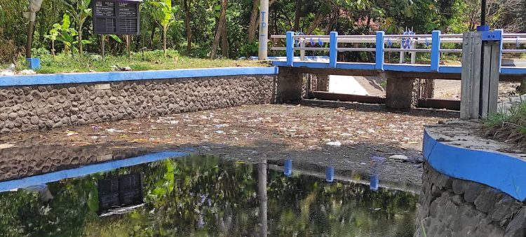 Air Kali Gude Ploso Berubah Hitam Pekat Berbau Busuk, Kok Bisa???