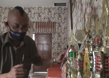 Ribut, Kades Mojojejer Bergaya Nyentrik ala Komedian Gogon