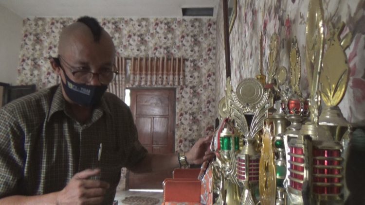 Ribut, Kades Mojojejer Bergaya Nyentrik ala Komedian Gogon