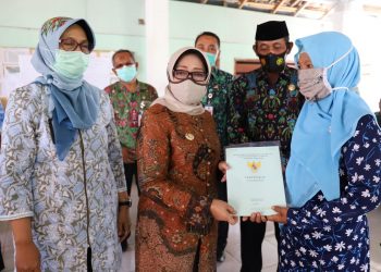 Sertifikat Program PTSL Diserahkan Bupati Jombang untuk Warga Pengampon
