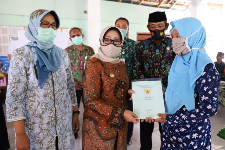 Sertifikat Program PTSL Diserahkan Bupati Jombang untuk Warga Pengampon