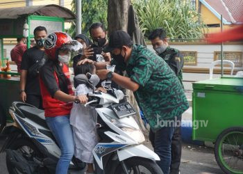 Peringati Maulid Nabi, GPK Jombang Bagi Masker dan Vitamin