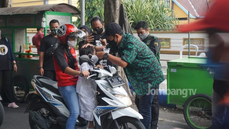 Peringati Maulid Nabi, GPK Jombang Bagi Masker dan Vitamin