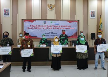 Bupati Jombang Menyerahkan Bantuan Simbolis BPJS Ketenagakerjaan