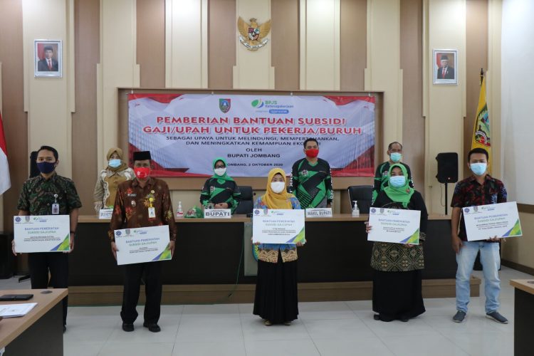 Bupati Jombang Menyerahkan Bantuan Simbolis BPJS Ketenagakerjaan