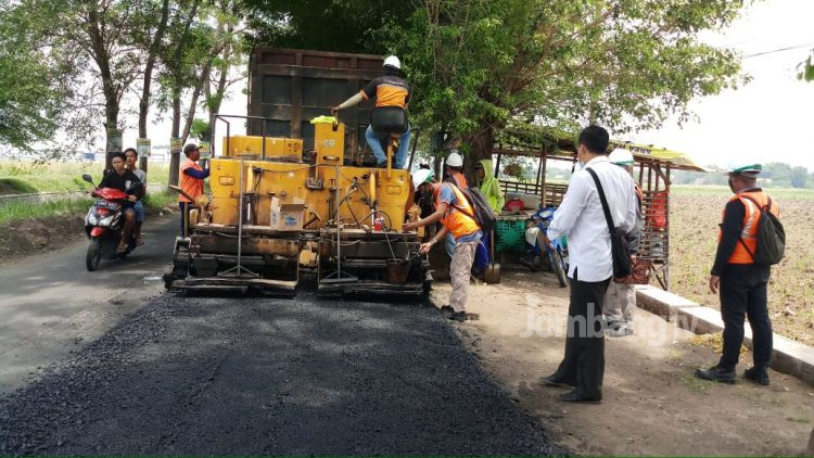 Tingkatkan Kualitas Jalan, PUPR Jombang Lakukan Pemeliharaan Berkala