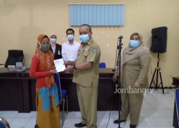 Pelajar-Mahasiswa Kurang Mampu Diberi Bantuan Beasiswa oleh Dinsos Jombang