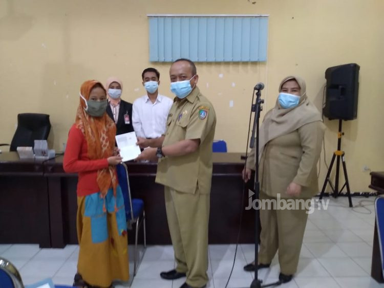 Pelajar-Mahasiswa Kurang Mampu Diberi Bantuan Beasiswa oleh Dinsos Jombang