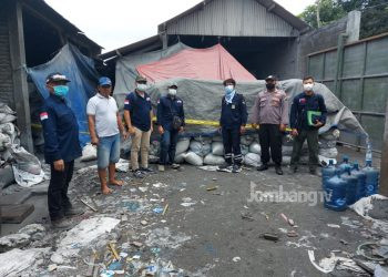 Penyidik KLHK Segel 4 Perusahaan Pengelola Limbah B3 di Jombang