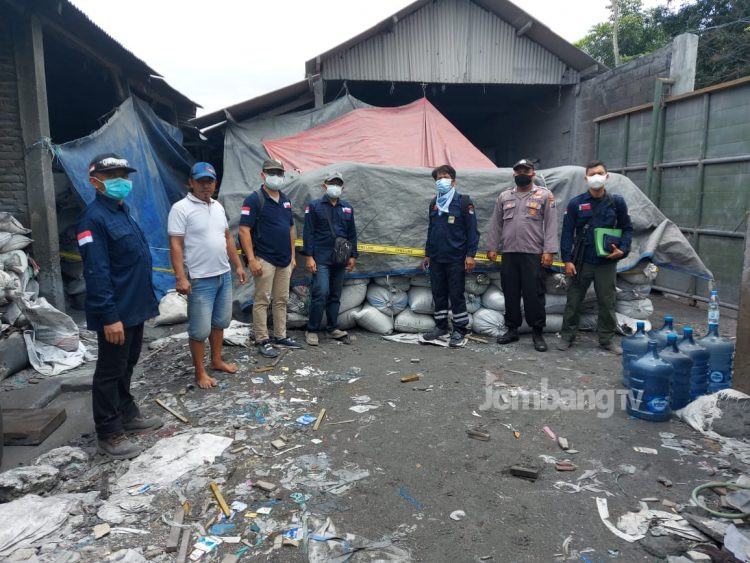 Penyidik KLHK Segel 4 Perusahaan Pengelola Limbah B3 di Jombang