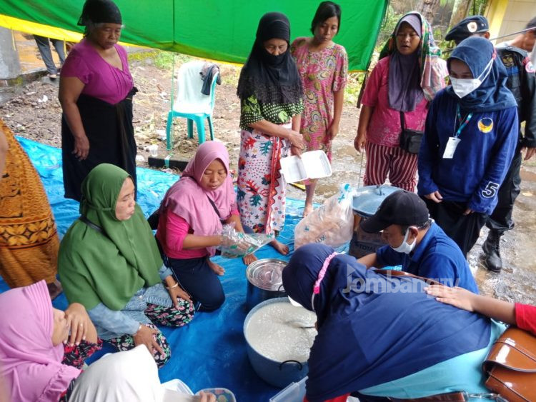 DPD Partai NasDem Jombang Beri Bantuan Warga Terdampak Banjir