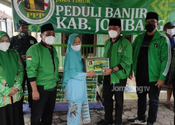 Peduli Banjir Bandarkedungmulyo, PPP Jatim Berikan Sembako dan Obat obatan