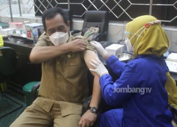 Anggota Dewan Kabupaten Jombang Jalani Vaksinasi Covid-19