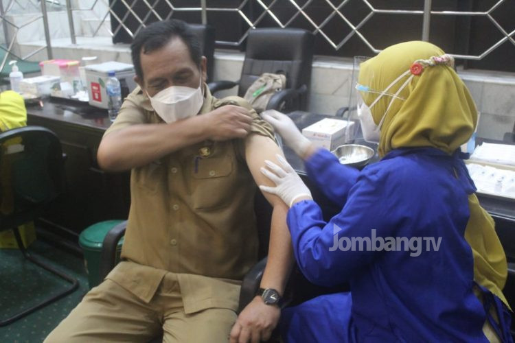 Anggota Dewan Kabupaten Jombang Jalani Vaksinasi Covid-19