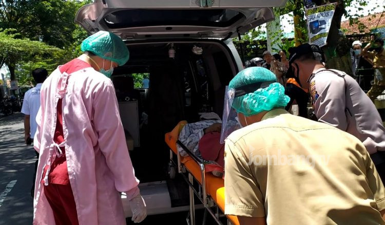 Usai Angkut 3 Orang, Tukang Becak Meninggal Mendadak di Depan Kantor Kemenag