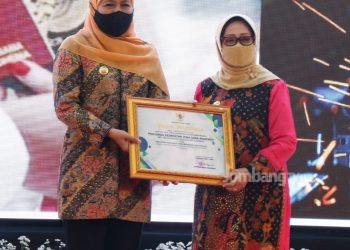 HKN ke- 56 Pemkab Jombang Terima Penghargaan dari Gubernur Jatim