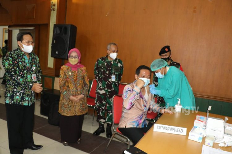 Bupati Mundjidah Apresiasi Sinergi Layanan Vaksinasi Influenza Satradar 222