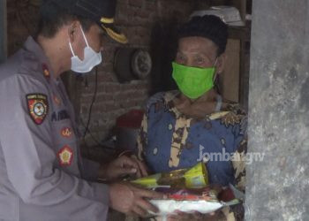 Bakti Polisi Ditengah Pandemi, Berikan Bantuan Pangan untuk Warga Miskin