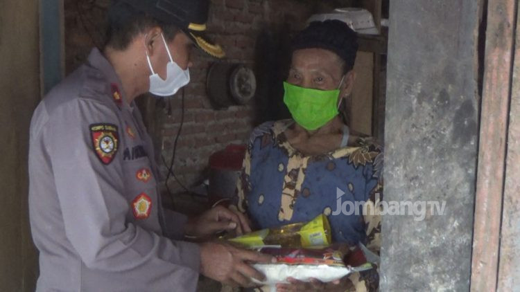Bakti Polisi Ditengah Pandemi, Berikan Bantuan Pangan untuk Warga Miskin