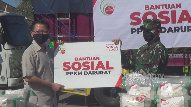 Korem 082/CPYJ dan Yayasan Wings Peduli Gelontor Bansos Beras 267 Ton Pada Warga Terdampak PPKM Darurat