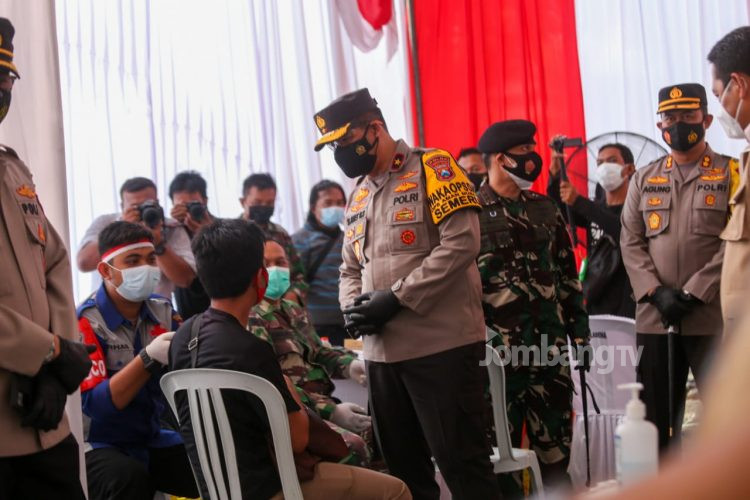 Ribuan Warga Jombang Lakukan Vaksinasi Dosis Kedua di Kebonrojo