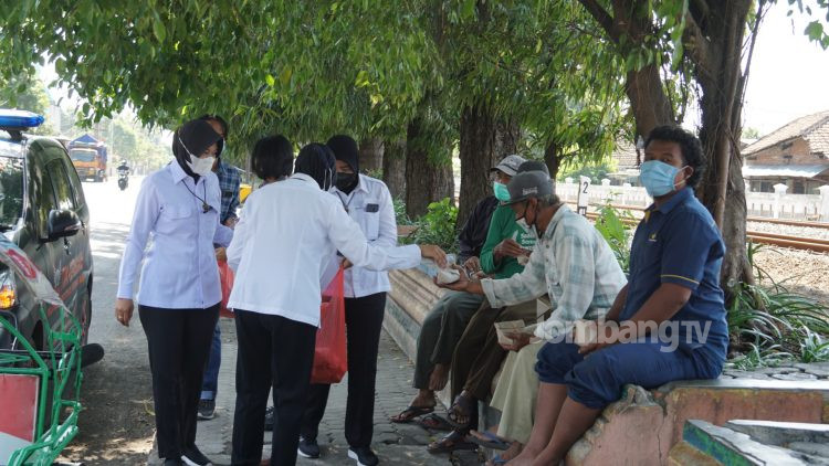 Membeli dan Memberi, Kegiatan Rutin Polwan Polres Jombang Untuk Memutar Roda Perekonomian Masyarakat