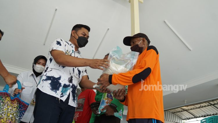 Kelurahan Kaliwungu Salurkan Bantuan Sembako dari Satreskrim Polres Jombang
