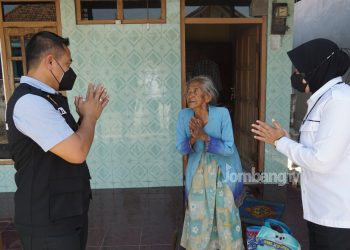 PPKM Diperpanjang, Satreskrim Polres Jombang Bagikan Ratusan Paket Sembako dan Vitamin