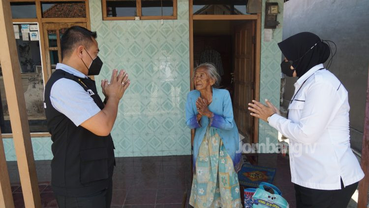 PPKM Diperpanjang, Satreskrim Polres Jombang Bagikan Ratusan Paket Sembako dan Vitamin