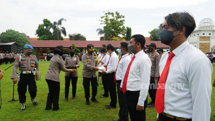 Berhasil Ungkap Kasus Dengan Cepat, Anggota Satreskrim Jombang Dapat Penghargaan