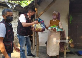 Bakti Sosial, Polisi Bagikan Sembako Hingga Pelosok Desa