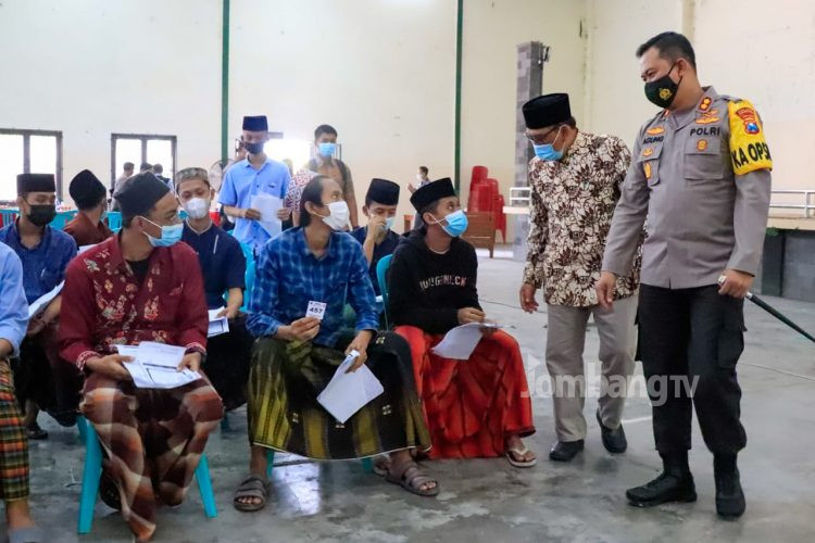Ratusan Santri Ponpes Tambakberas Jalani Vaksinasi Yang Digelar Polres Jombang