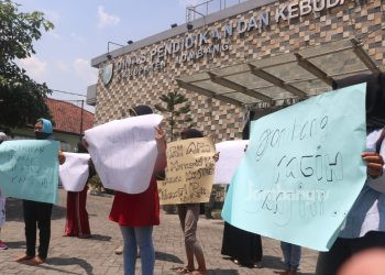 Dugaan Pungli Seragam Sekolah Siswa Baru, Wali Murid Geruduk Disdikbud Jombang