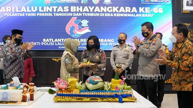 Peringati Hari Lalu Lintas Bhayangkara ke 66, Polres Jombang Gelar Vaksinasi dan Berikan Bantuan Sembako