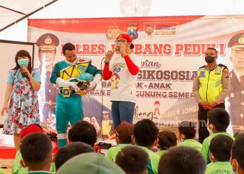 Berkostum Power Rangers, Satlantas Polres Jombang Hibur Anak Korban Semeru