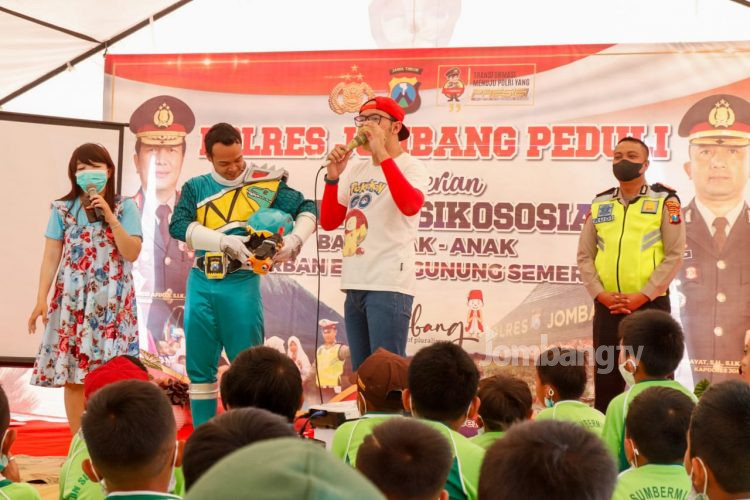 Berkostum Power Rangers, Satlantas Polres Jombang Hibur Anak Korban Semeru