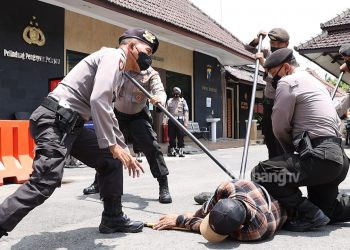 Polisi Lumpuhkan Pria Bersenjata Tajam Yang Mengamuk di Mako Polres Jombang