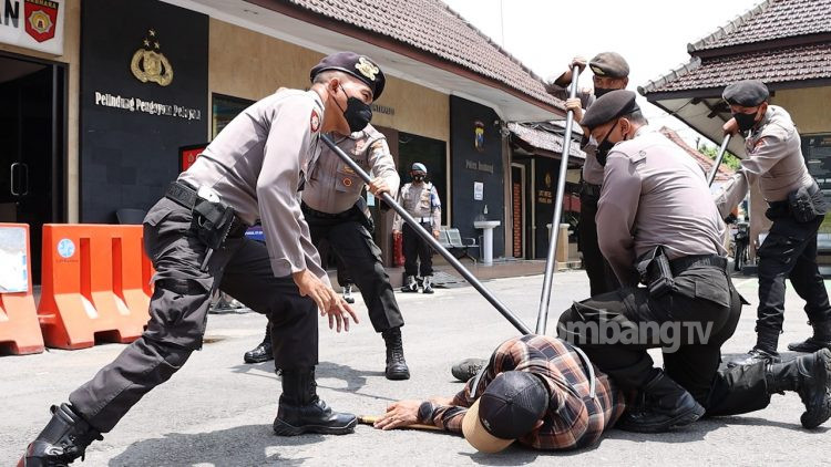 Polisi Lumpuhkan Pria Bersenjata Tajam Yang Mengamuk di Mako Polres Jombang