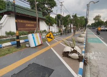 Fasum di Depan Kantor Pemkab Jombang Dirusak OTK