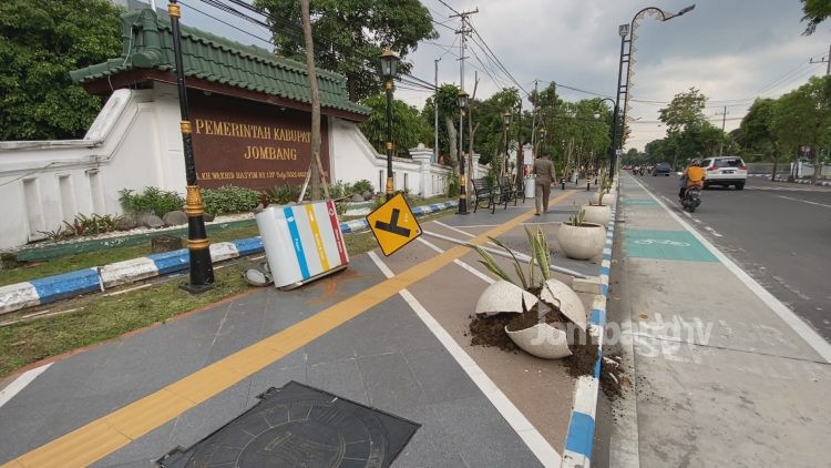 Fasum di Depan Kantor Pemkab Jombang Dirusak OTK