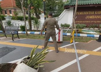 Fasum di Depan Kantor Pemkab Jombang Dirusak OTK