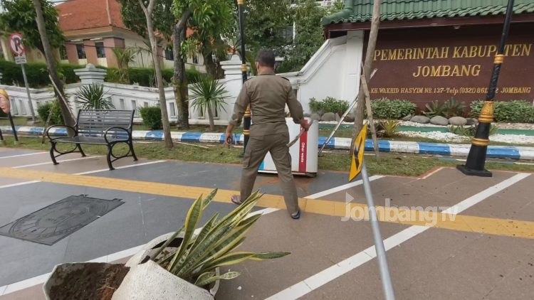 Fasum di Depan Kantor Pemkab Jombang Dirusak OTK