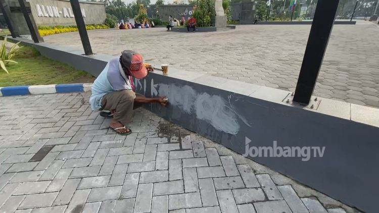 Baru  Diresmikan Gubernur Jatim, Taman Alun Alun Jombang Jadi Aksi Vandalisme