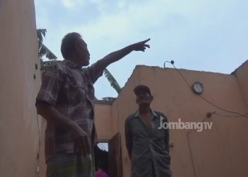 Dihempas Angin Puting Beliung Atap Rumah Sutomo Terbang 25 Meter