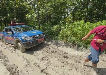 Perjuangan Petugas Penyalur Bansos ke Dusun Terpencil di Jombang